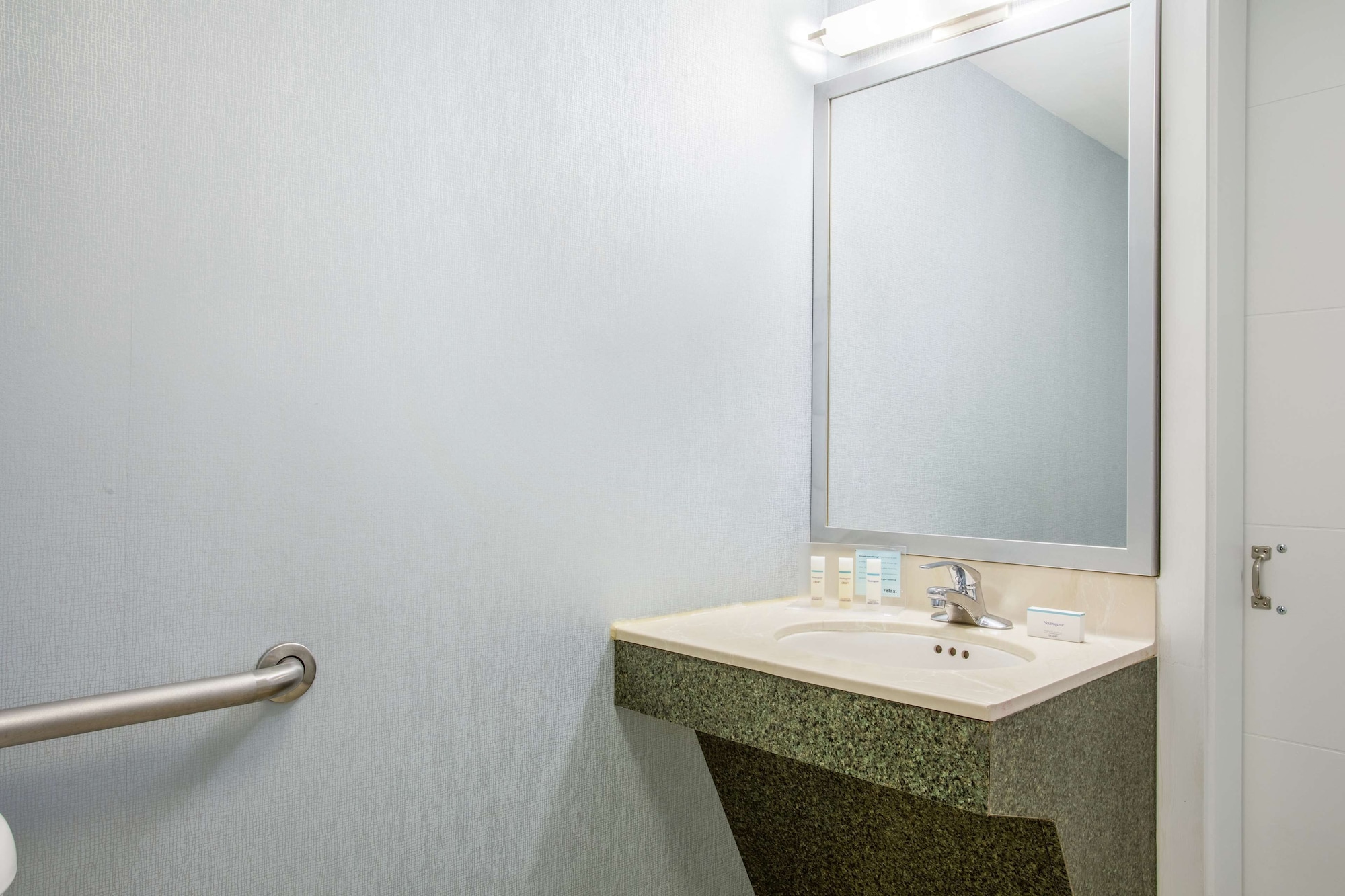 hampton inn hartford airport