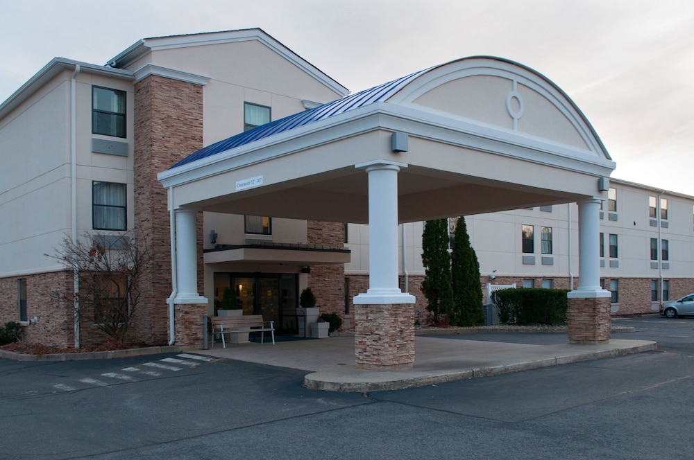 holiday inn express vernon manchester by ihg