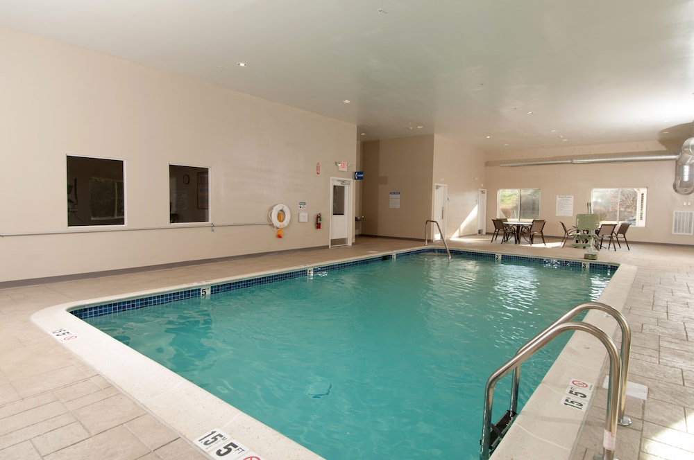 holiday inn express vernon manchester by ihg