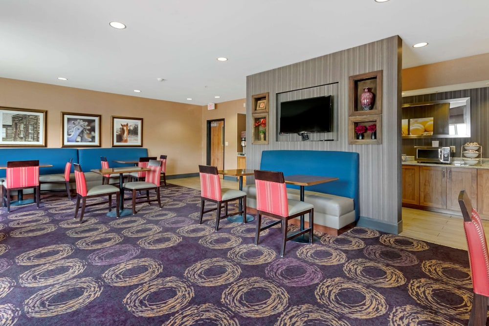 comfort inn and suites market airport