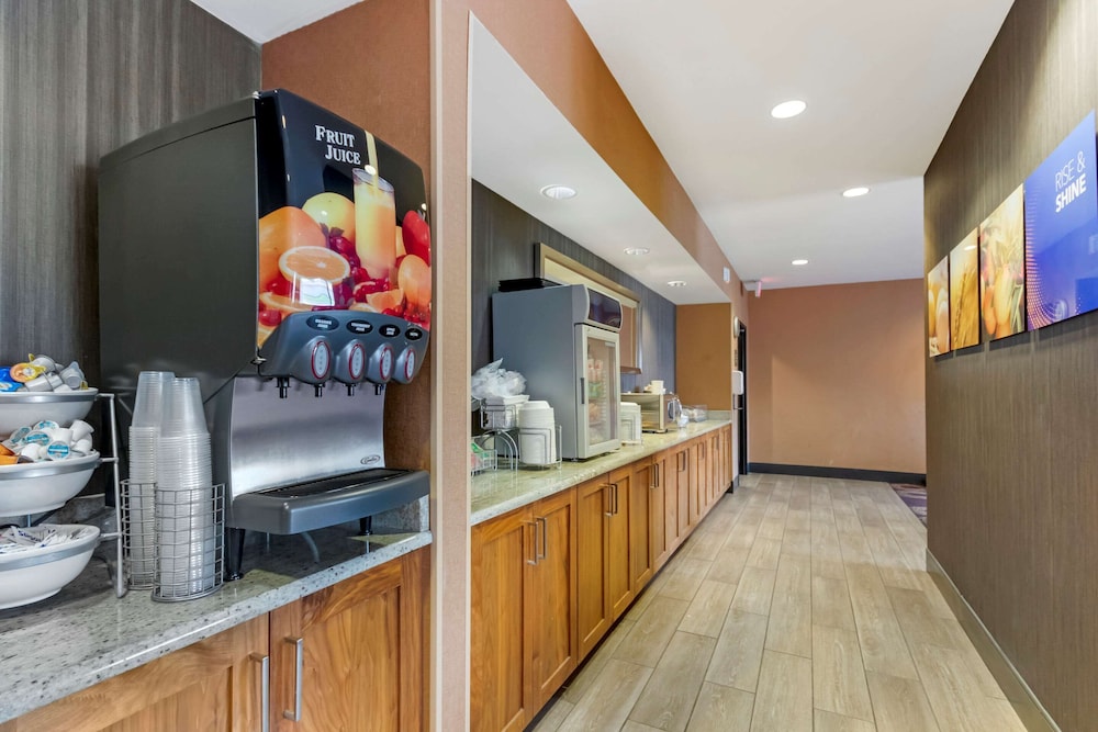 comfort inn and suites market airport