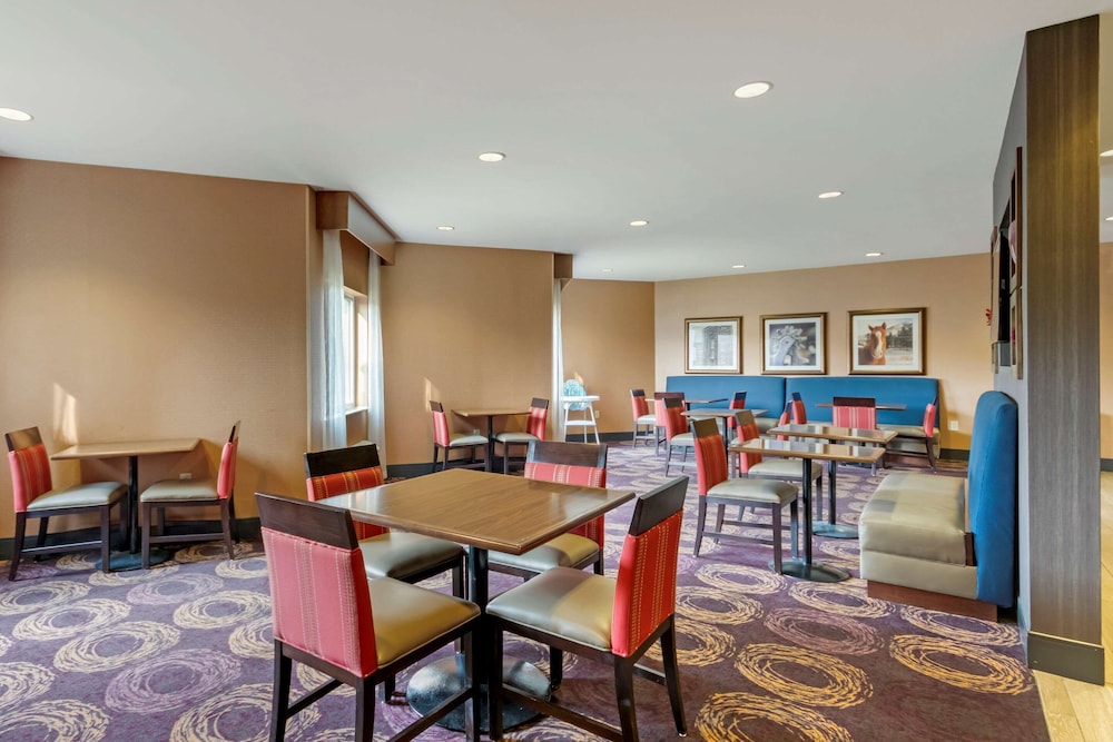 comfort inn and suites market airport