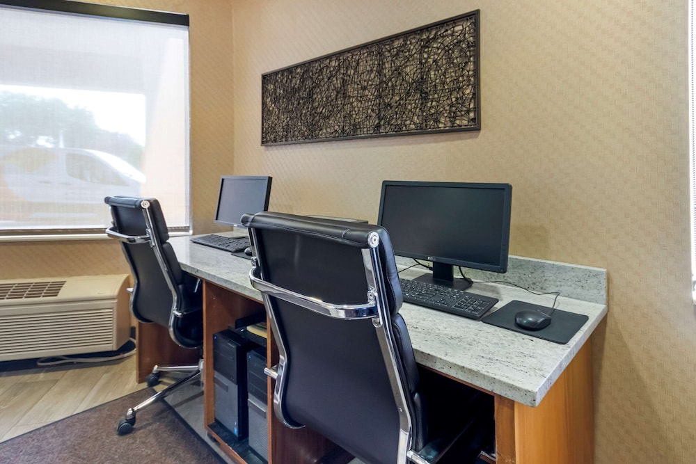 comfort inn and suites market airport
