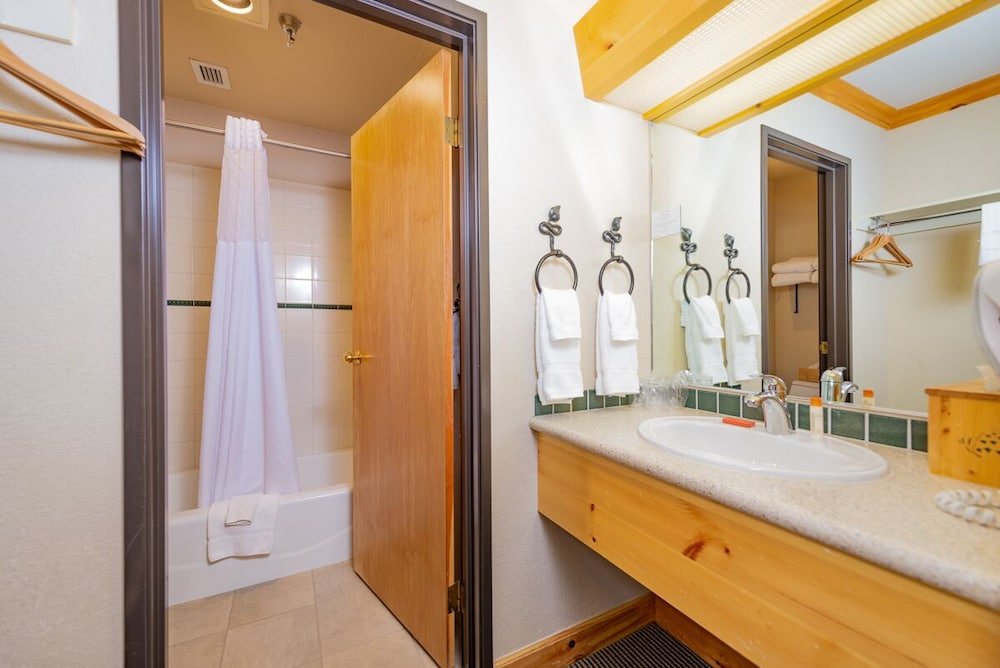 Selkirk Lodge,Near Schweitzer Mountain Resort,2 star