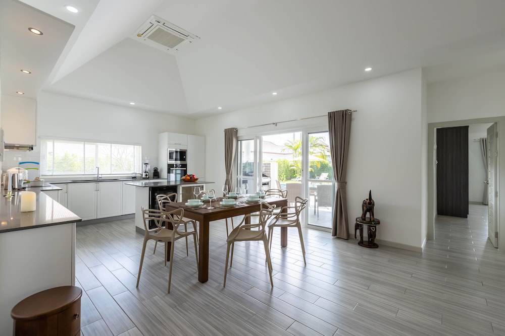 modern 3 bedroom pool villa ms24