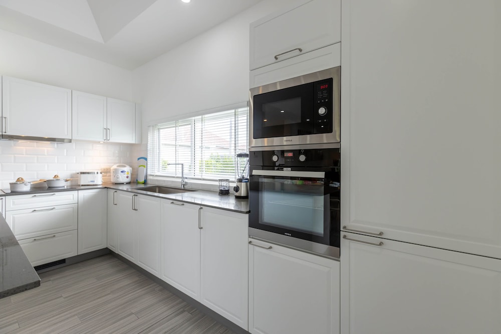 modern 3 bedroom pool villa ms24