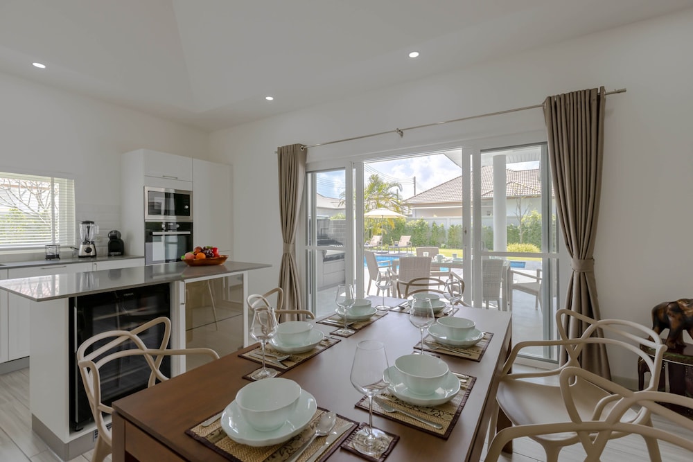 modern 3 bedroom pool villa ms24