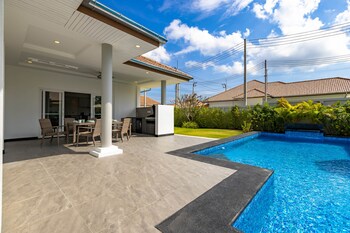 modern 3 bedroom pool villa ms24