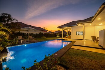 modern 3 bedroom pool villa ms24