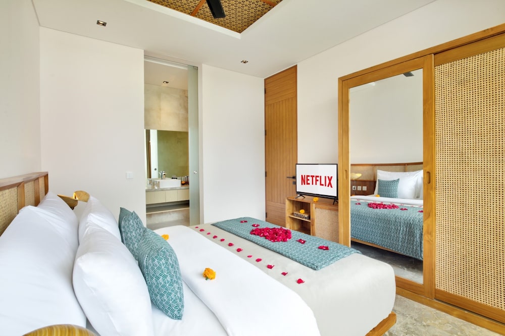 eight palms villa