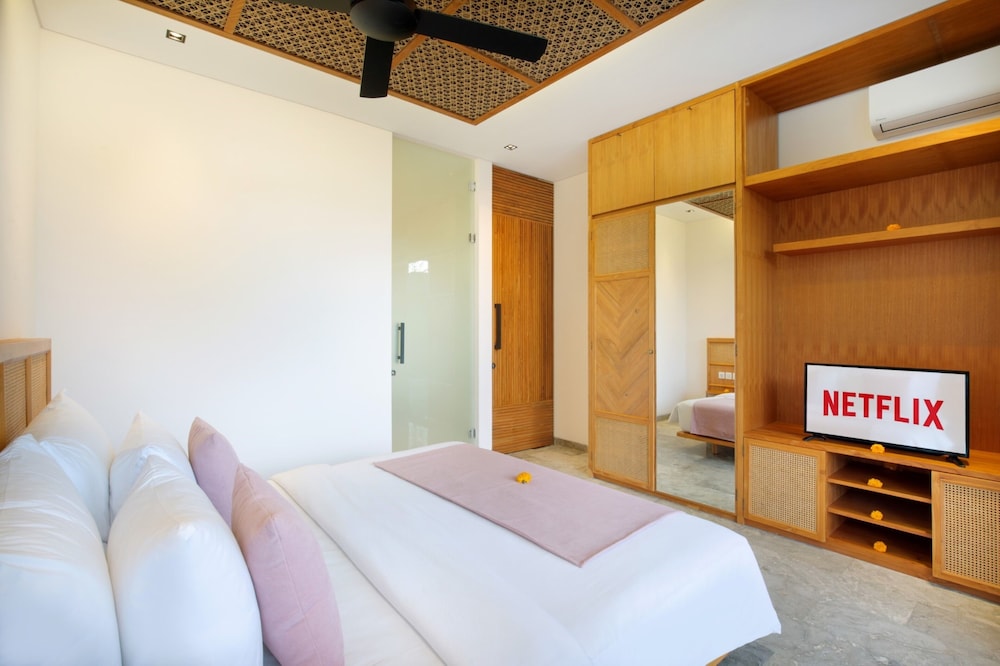 eight palms villa