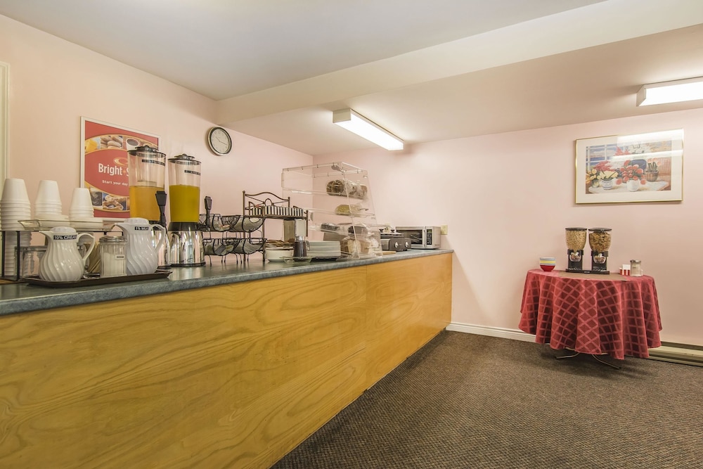 econo lodge and suites saint john