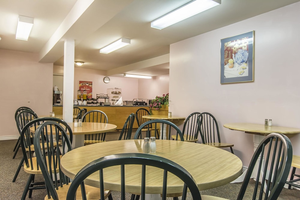 econo lodge and suites saint john