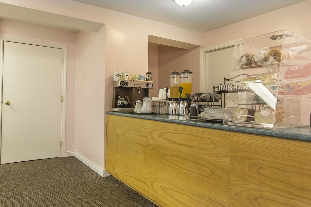 econo lodge and suites saint john