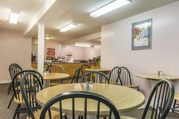 econo lodge and suites saint john