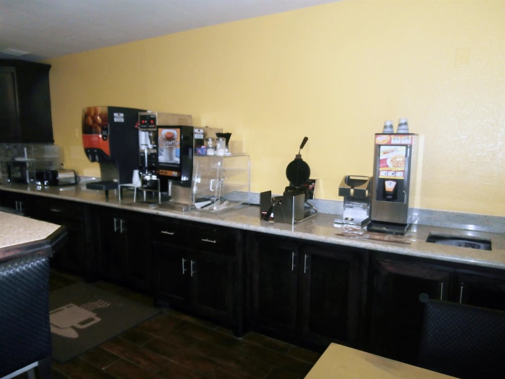 americas best value inn and suites thief river falls