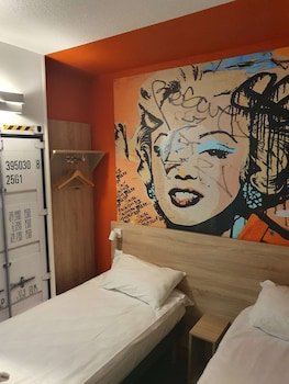 kyriad direct martigues