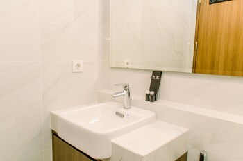 elegant and nice 1br at the smith alam sutera apartment