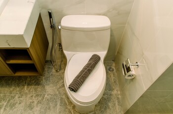elegant and nice 1br at the smith alam sutera apartment