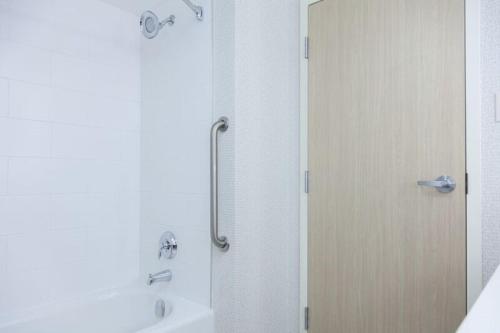 holiday inn express and suites charlottetown by ihg