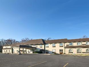 econo lodge whitehall near michigans adventure