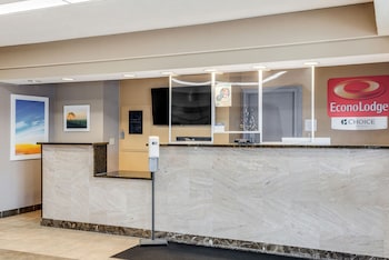 econo lodge whitehall near michigans adventure