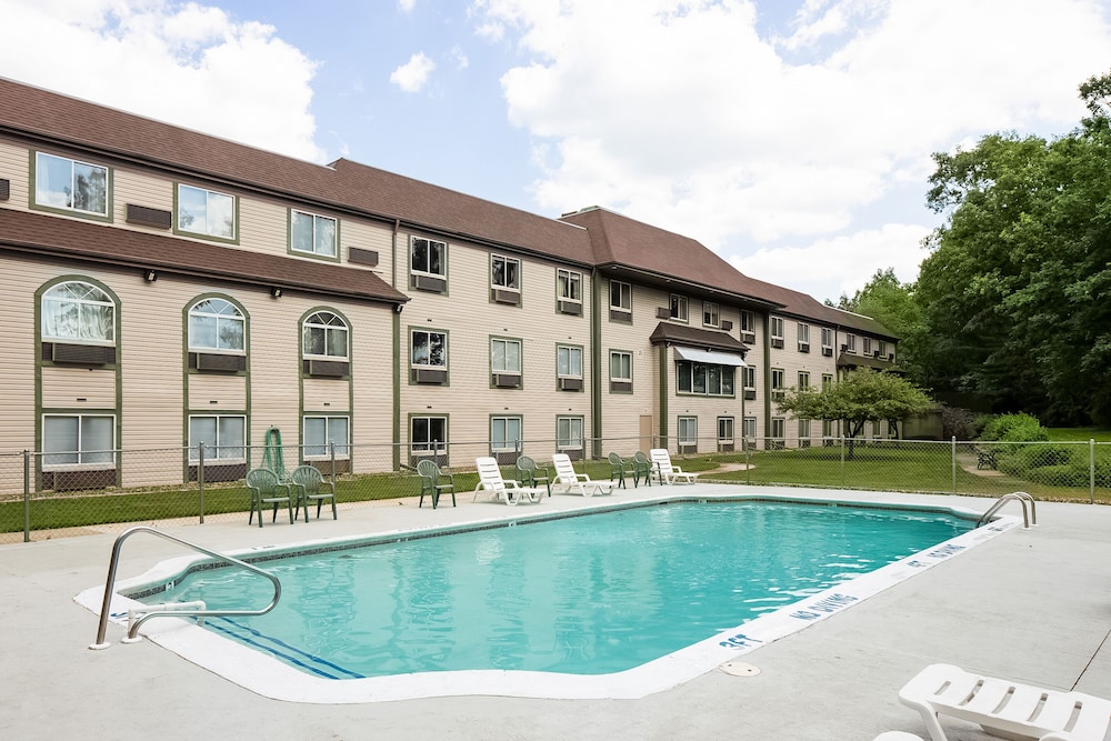 econo lodge whitehall near michigans adventure