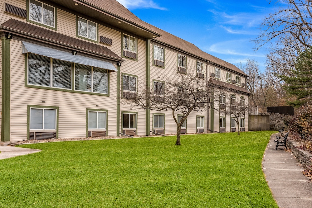 econo lodge whitehall near michigans adventure