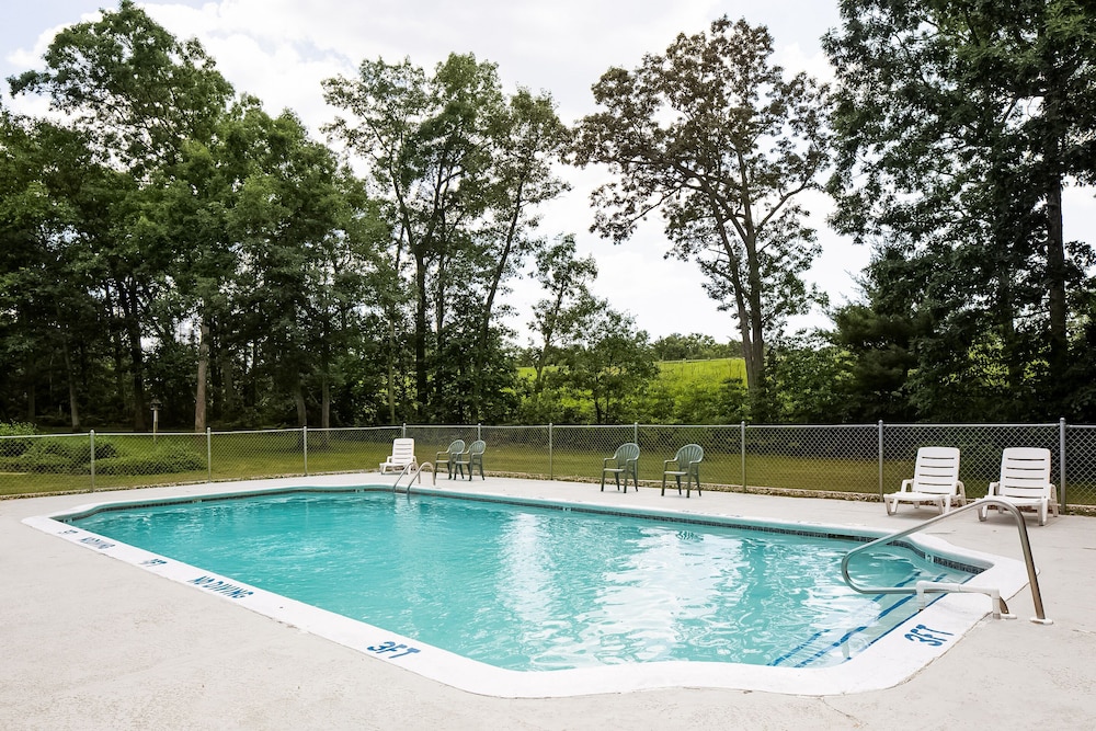 econo lodge whitehall near michigans adventure