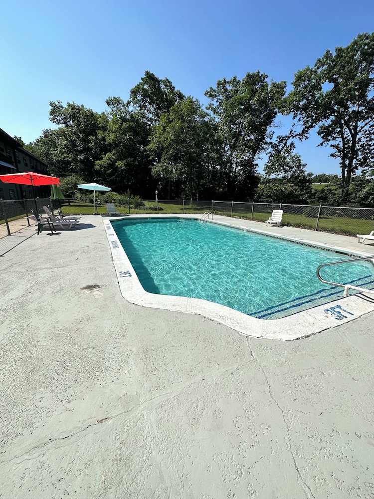 econo lodge whitehall near michigans adventure
