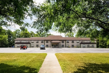 econo lodge whitehall near michigans adventure