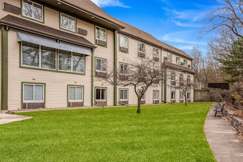 econo lodge whitehall near michigans adventure