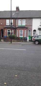 3 bed airport house in prime location for flight