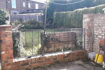 3 bed airport house in prime location for flight