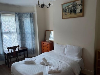 3 bed airport house in prime location for flight