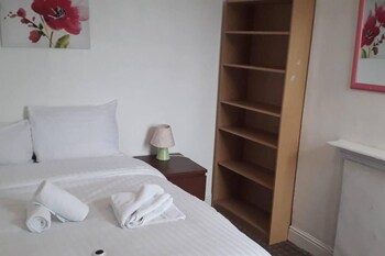 3 bed airport house in prime location for flight