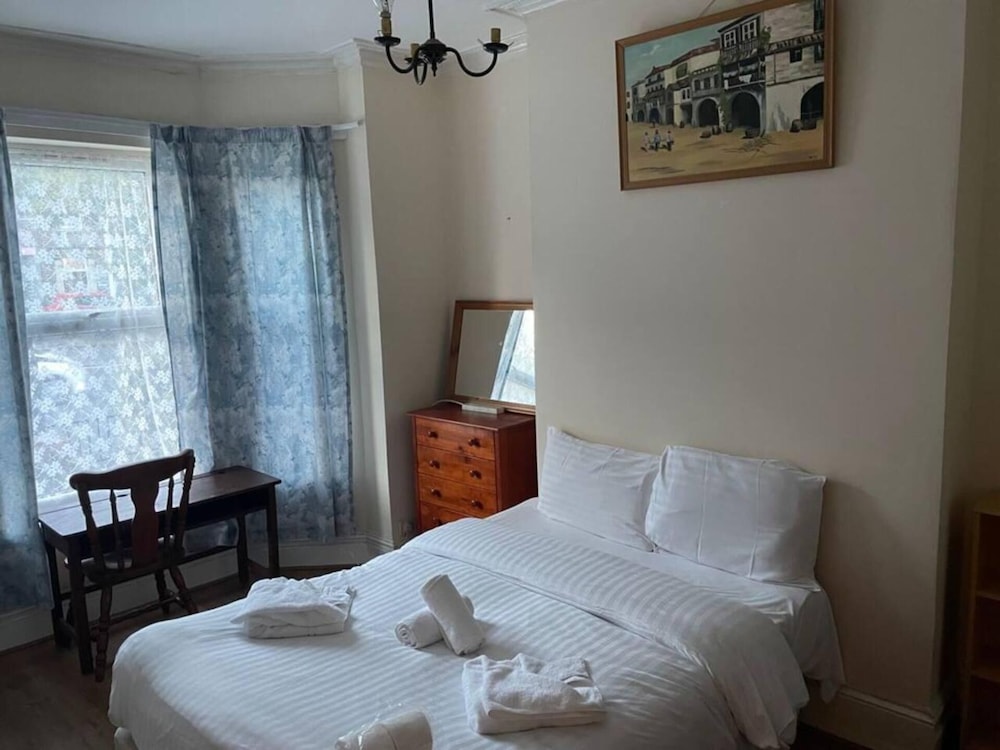 3 bed airport house in prime location for flight