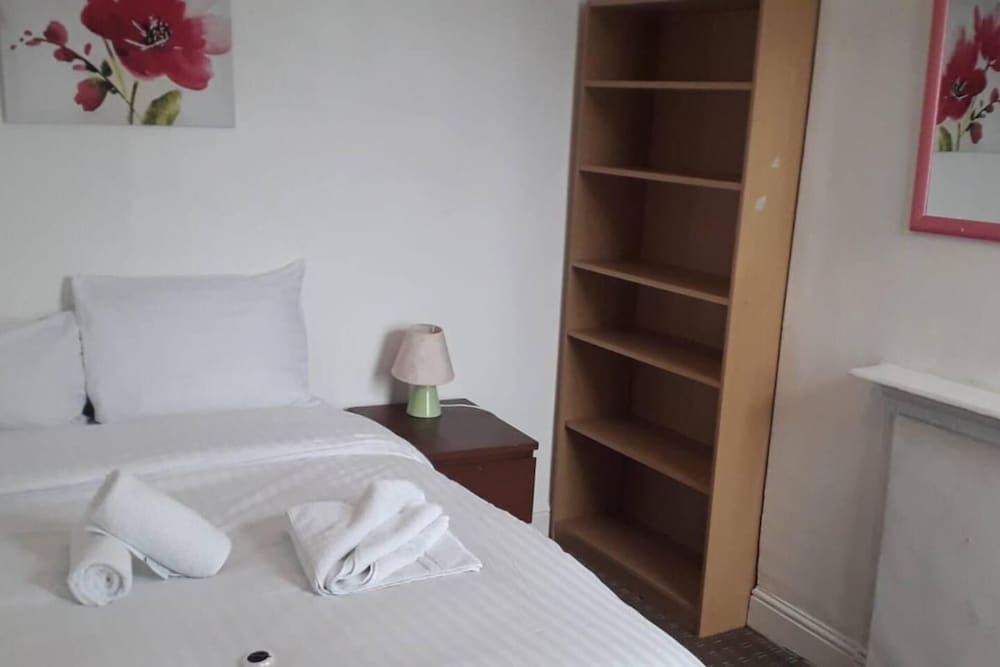 3 bed airport house in prime location for flight