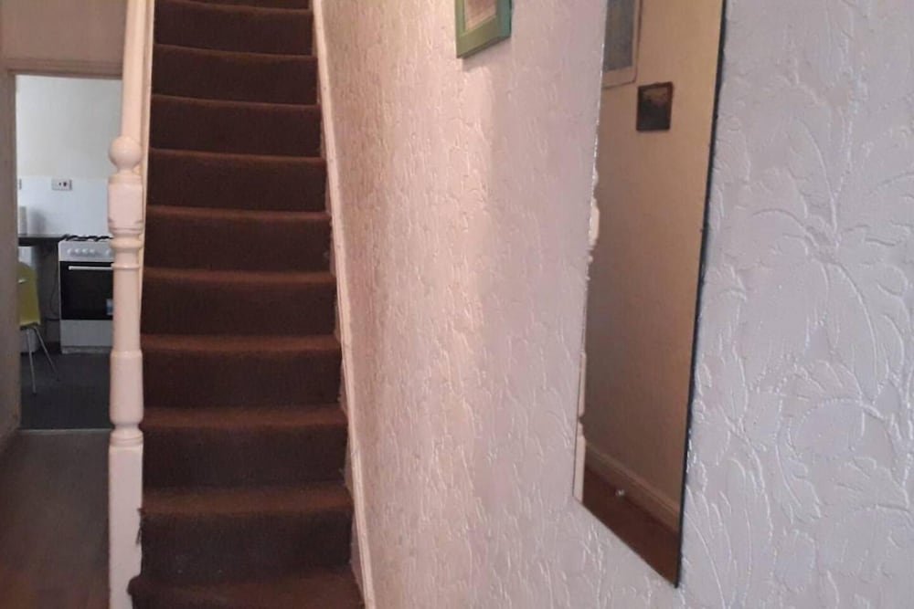 3-Bed Airport House In Prime Location For Flight,,3 star