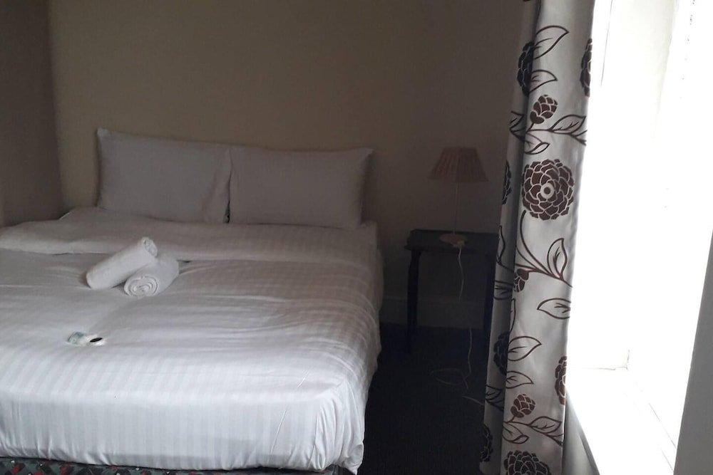 3-Bed Airport House In Prime Location For Flight,,3 star