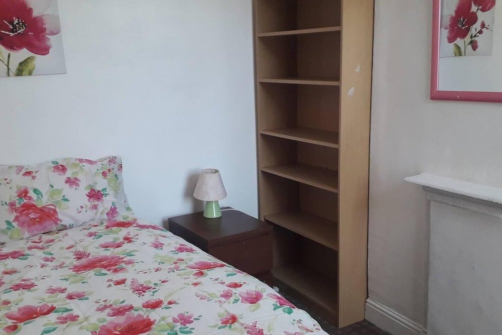 3 bed airport house in prime location for flight