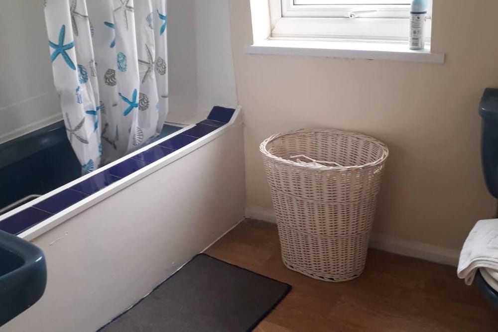 3 bed airport house in prime location for flight