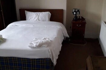 grand 3 bed quasi semi house in manchester