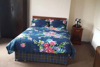 grand 3 bed quasi semi house in manchester