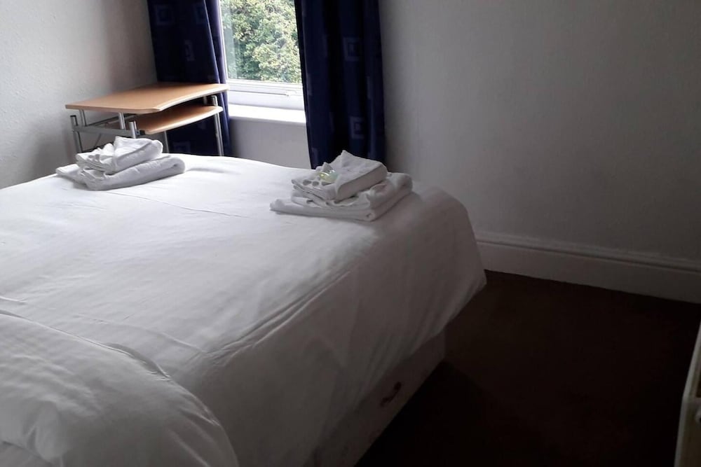 grand 3 bed quasi semi house in manchester