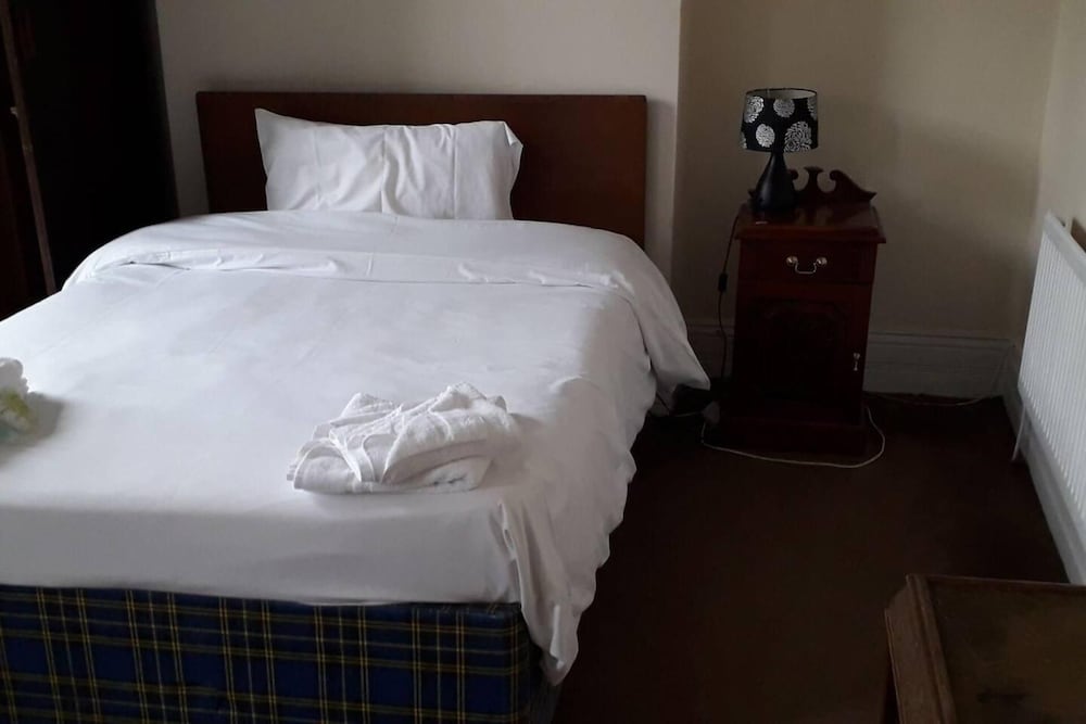 grand 3 bed quasi semi house in manchester