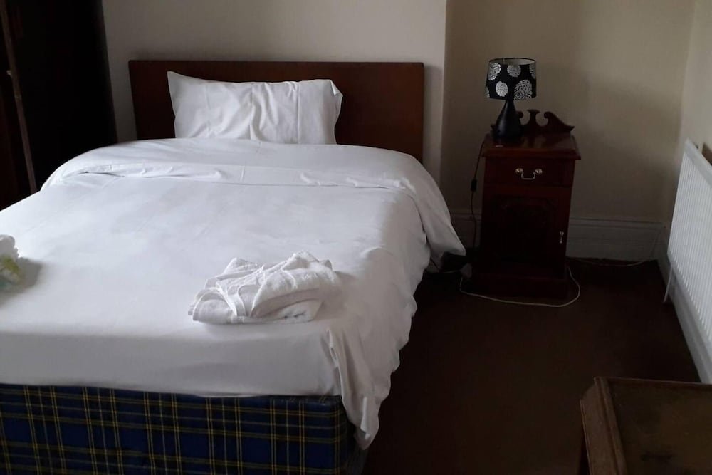 Grand 3-Bed Quasi Semi House In Manchester,,3 star