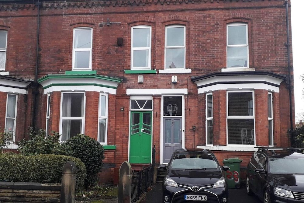 grand 3 bed quasi semi house in manchester