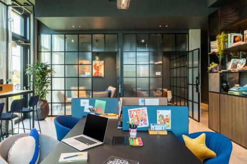 moxy berlin airport a marriott hotel