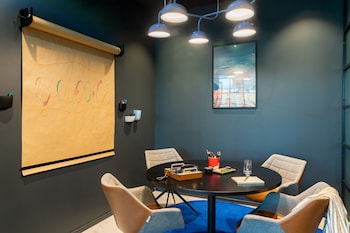 moxy berlin airport a marriott hotel
